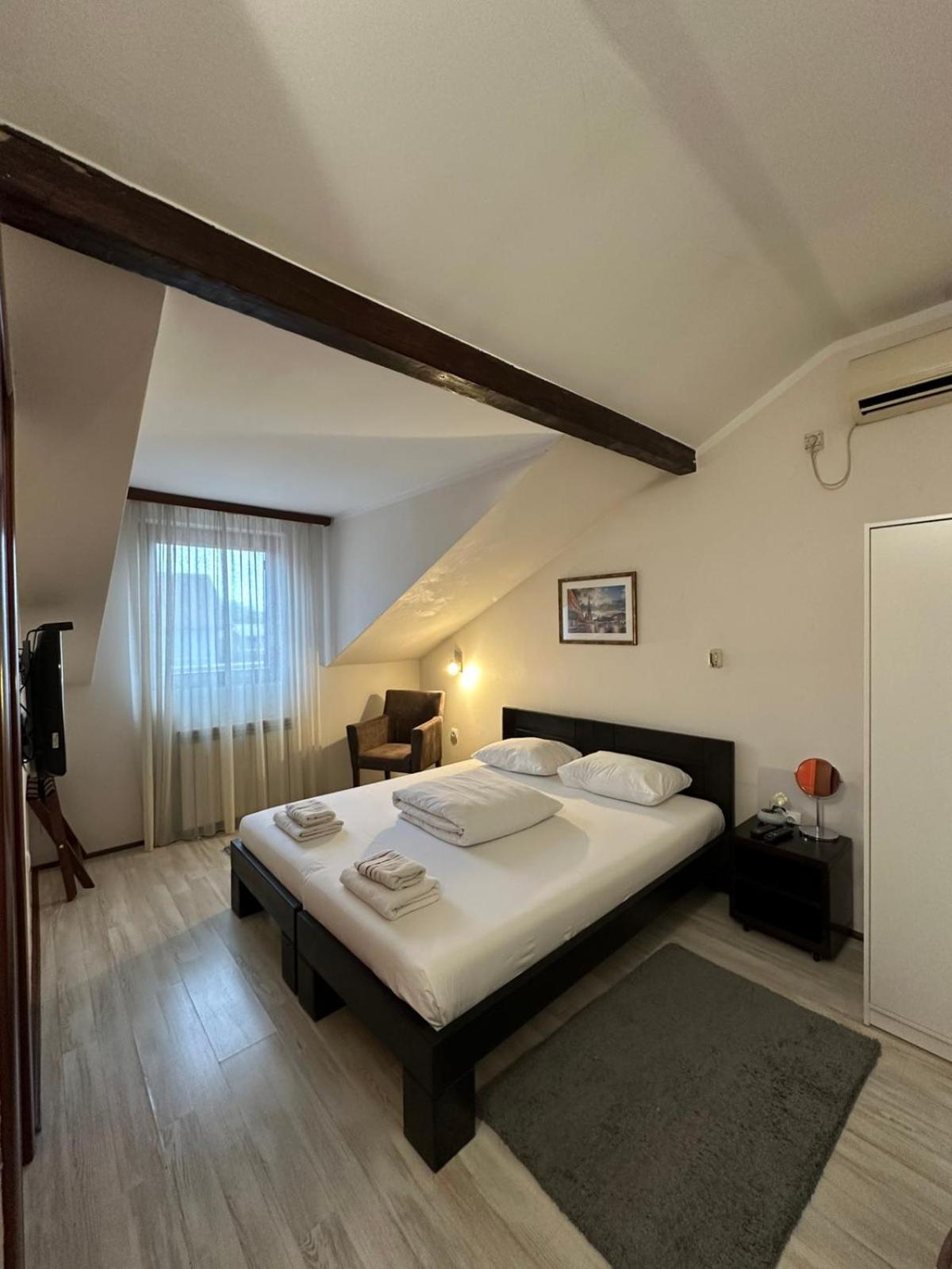 Apartments & Accommodation Stojic Нови Сад Стая снимка